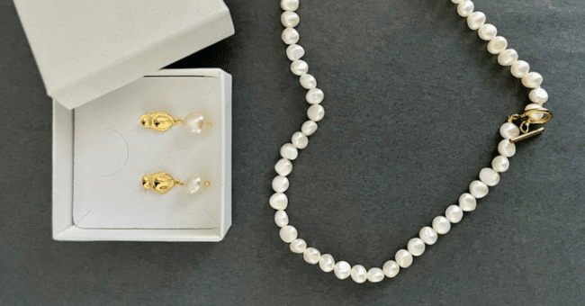 Remportez un collier et des boucles d’oreilles en perles d’eau douce
